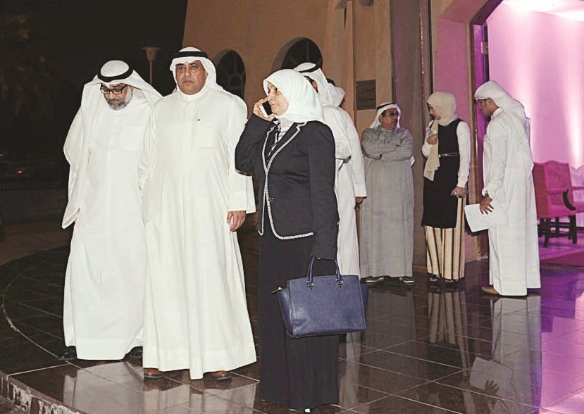 ... وتجري مكالمة هاتفية خارجها