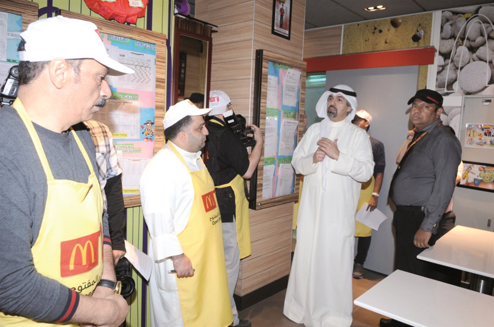 الكيلاني يكشف للزميل حسين خليل الأجواء الداخلية في المطعم