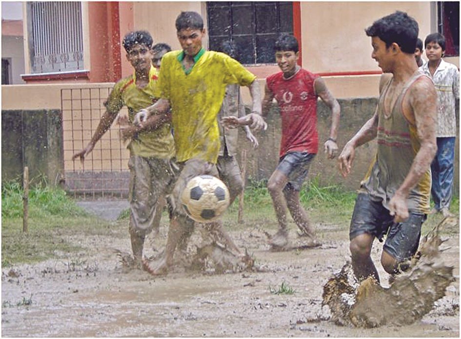 ... وأطفال برازيليون سعداء بلعبة كرة القدم في حي فقير