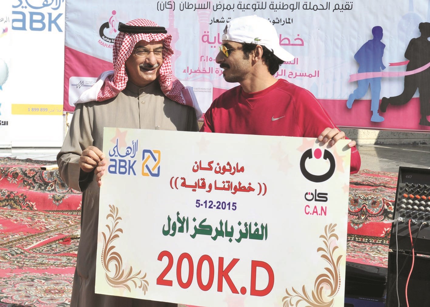 رشيد الحمد يكرم الفائز الأول  (تصوير سعد هنداوي)