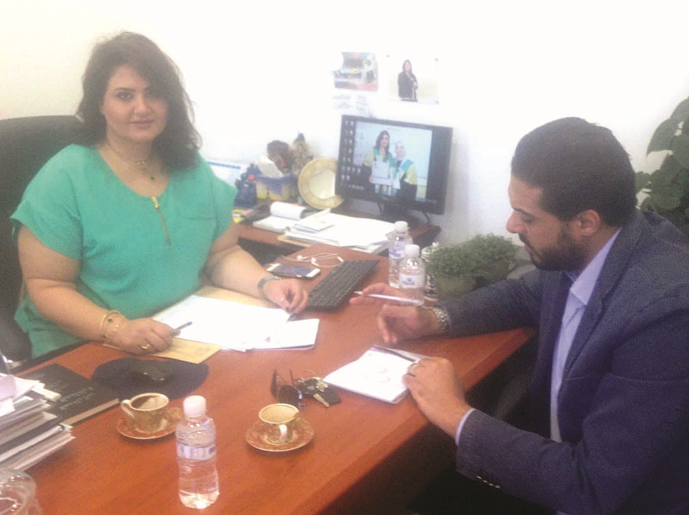 الكندري متحدثة إلى الزميل إبراهيم موسى (تصوير زكريا عطية)