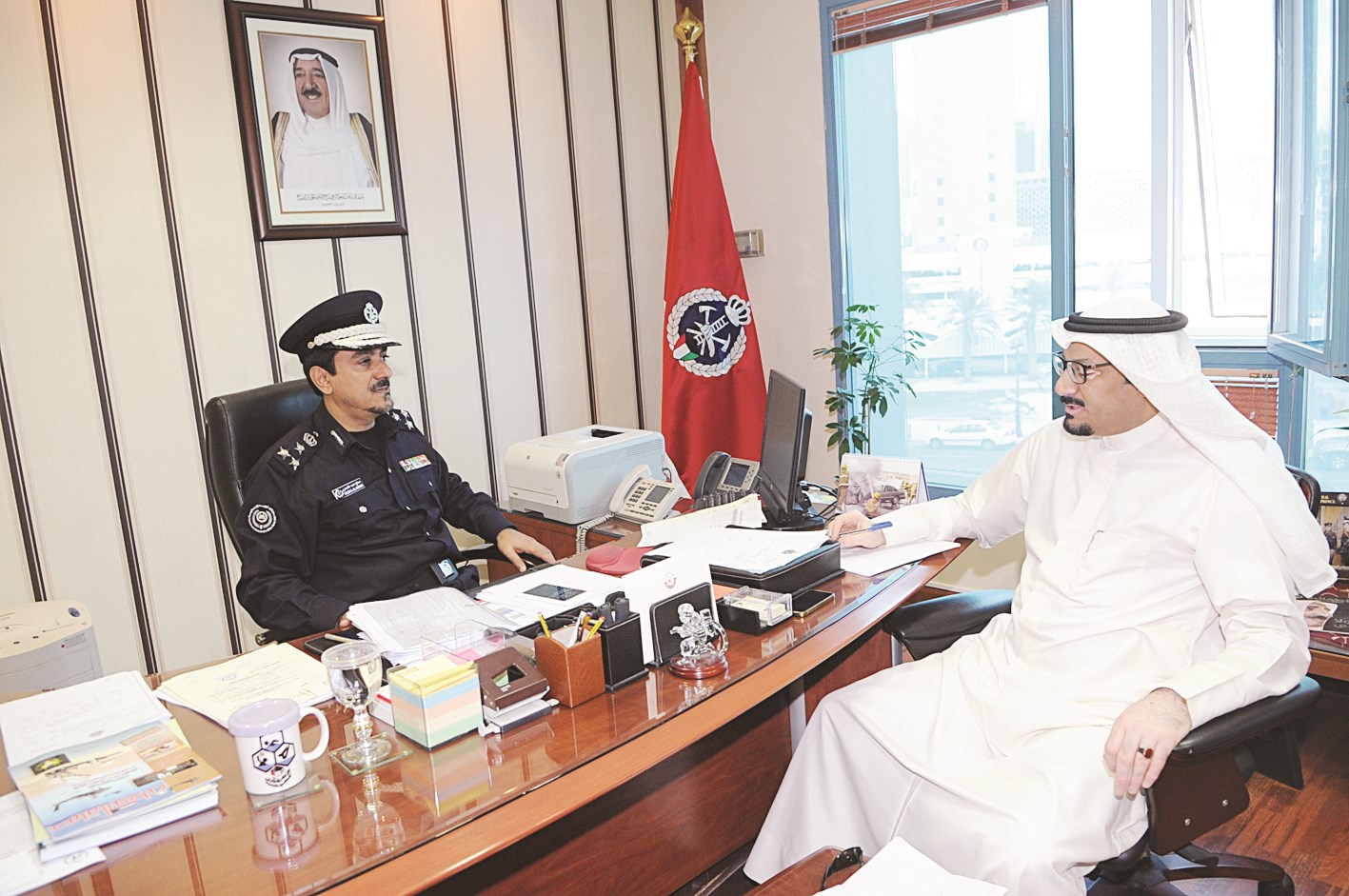 الأنصاري متحدثاً الى الزميل ناصر الفرحان (تصوير كرم ذياب)