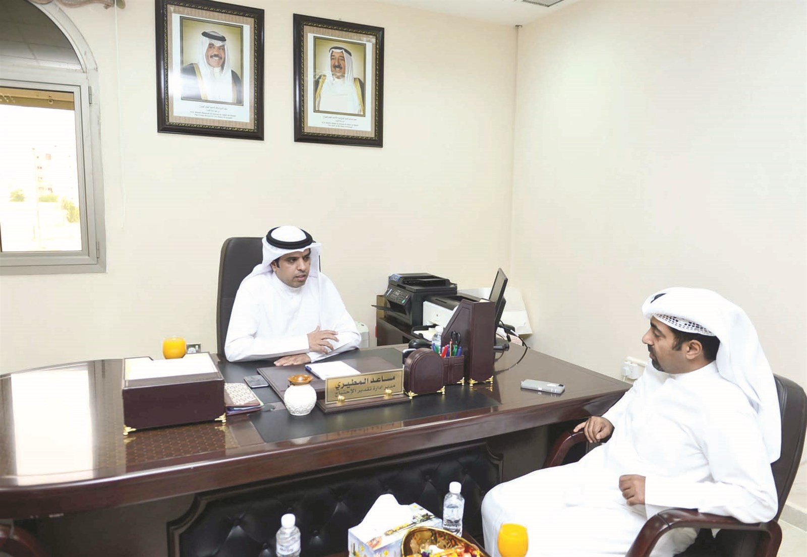 المطيري متحدثا للزميل حمد العازمي (تصوير موسى عياش)