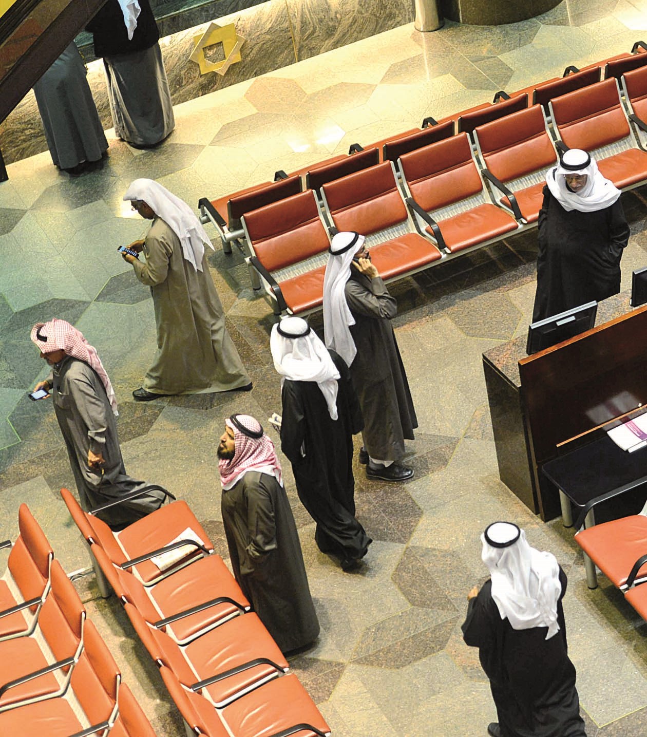 u0645u0646 u064au062au0644u0627u0639u0628 u0628u0627u0644u0623u0633u0647u0645 u0627u0644u0642u064au0627u062fu064au0629u061f   (u062au0635u0648u064au0631 u0645u0648u0633u0649 u0639u064au0627u0634)