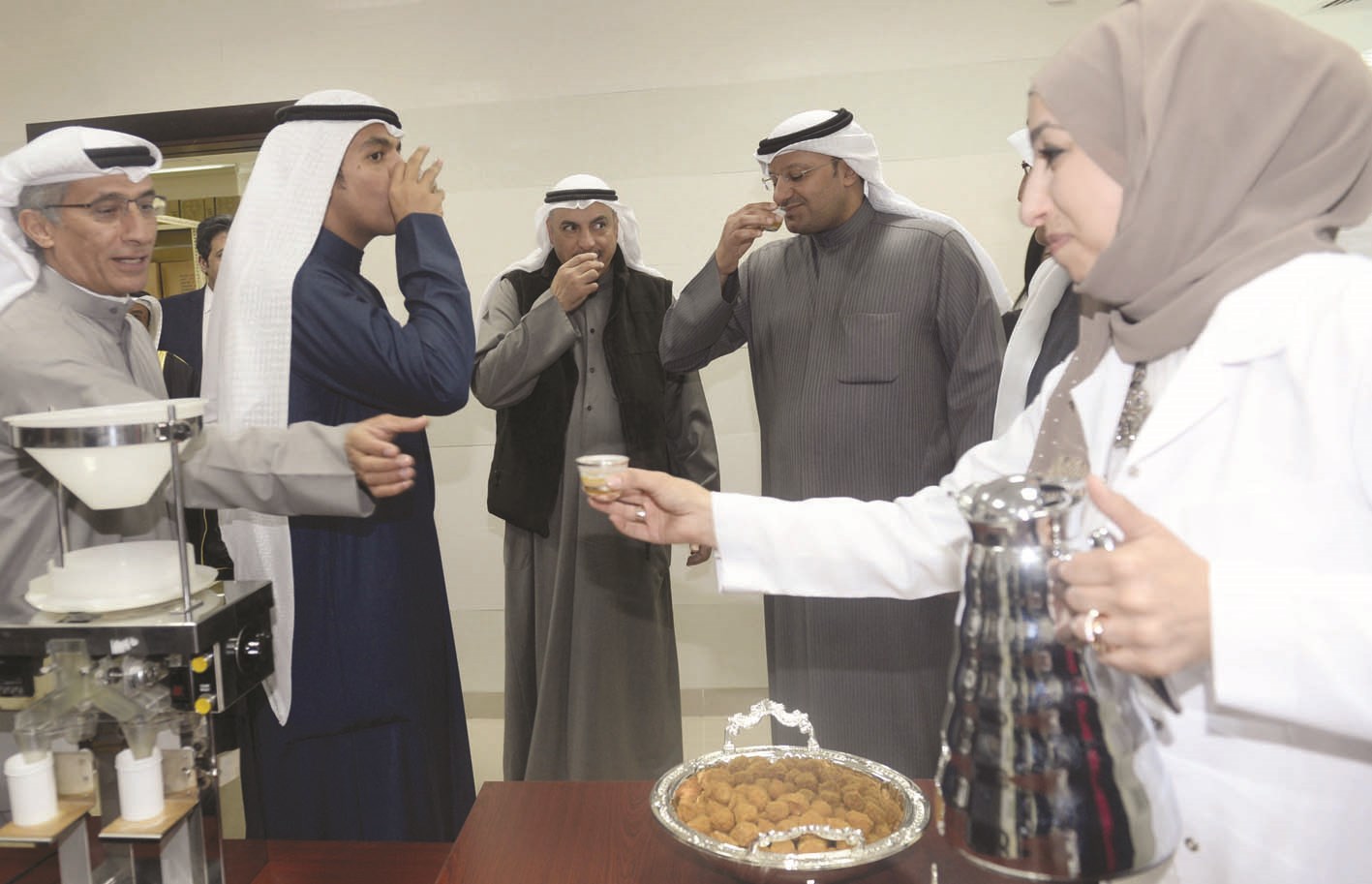 فنجان قهوة للوزير والضيوف