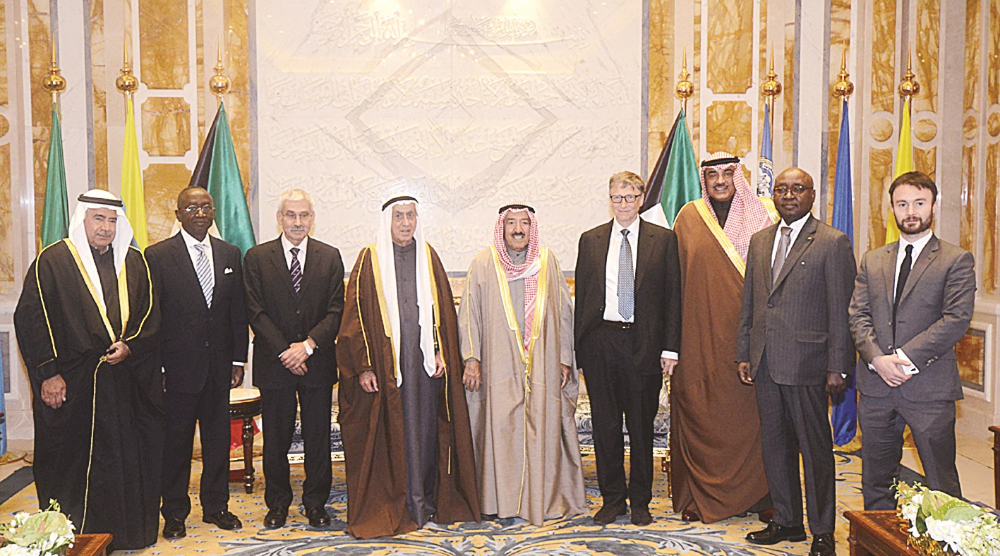 ... ومتوسطاً صباح الخالد ومجلس أمناء جائزة السميط