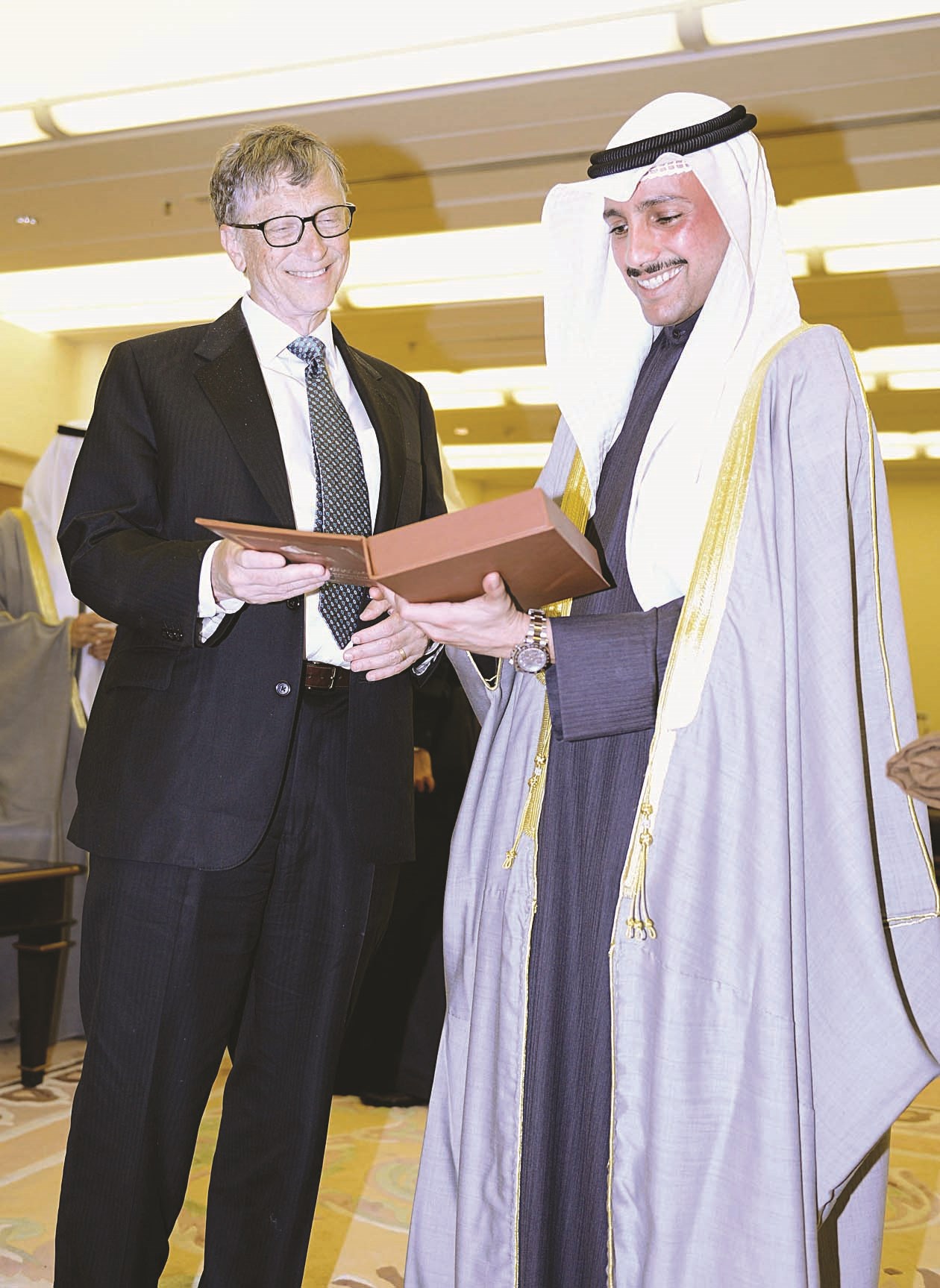 الغانم يتسلم كتاباً هدية من غيتس