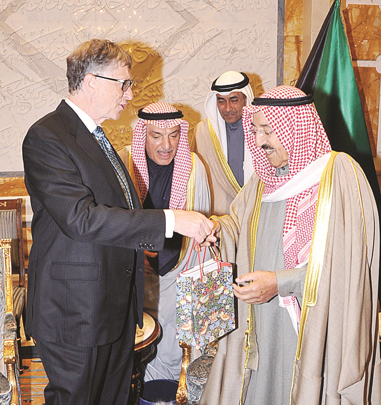 سمو الأمير يتلقى هدية من غيتس