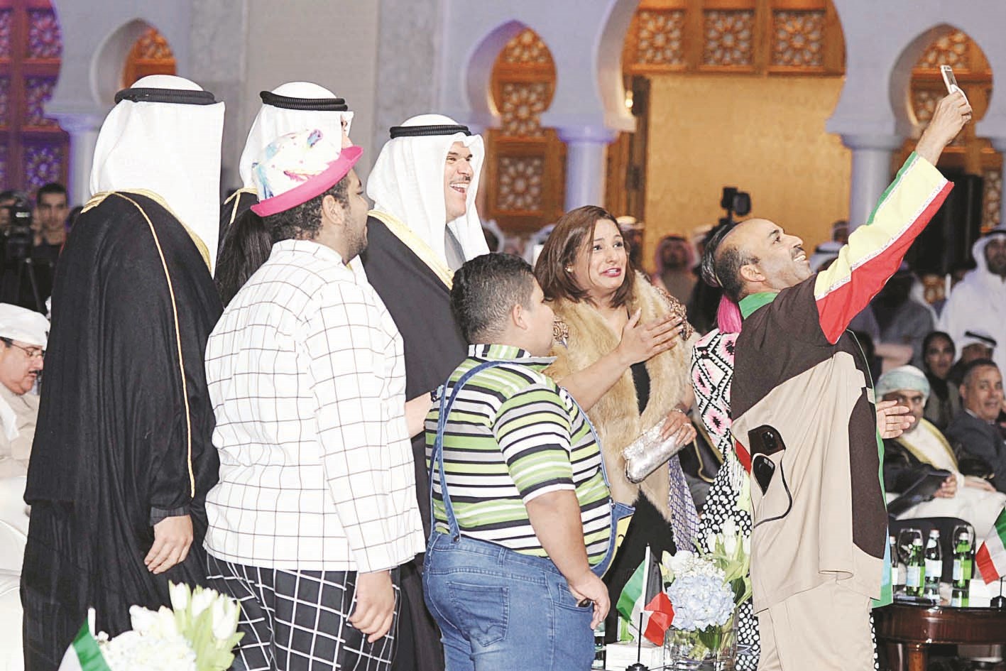 «سيلفي» من طارق العلي والوزراء يتابعون