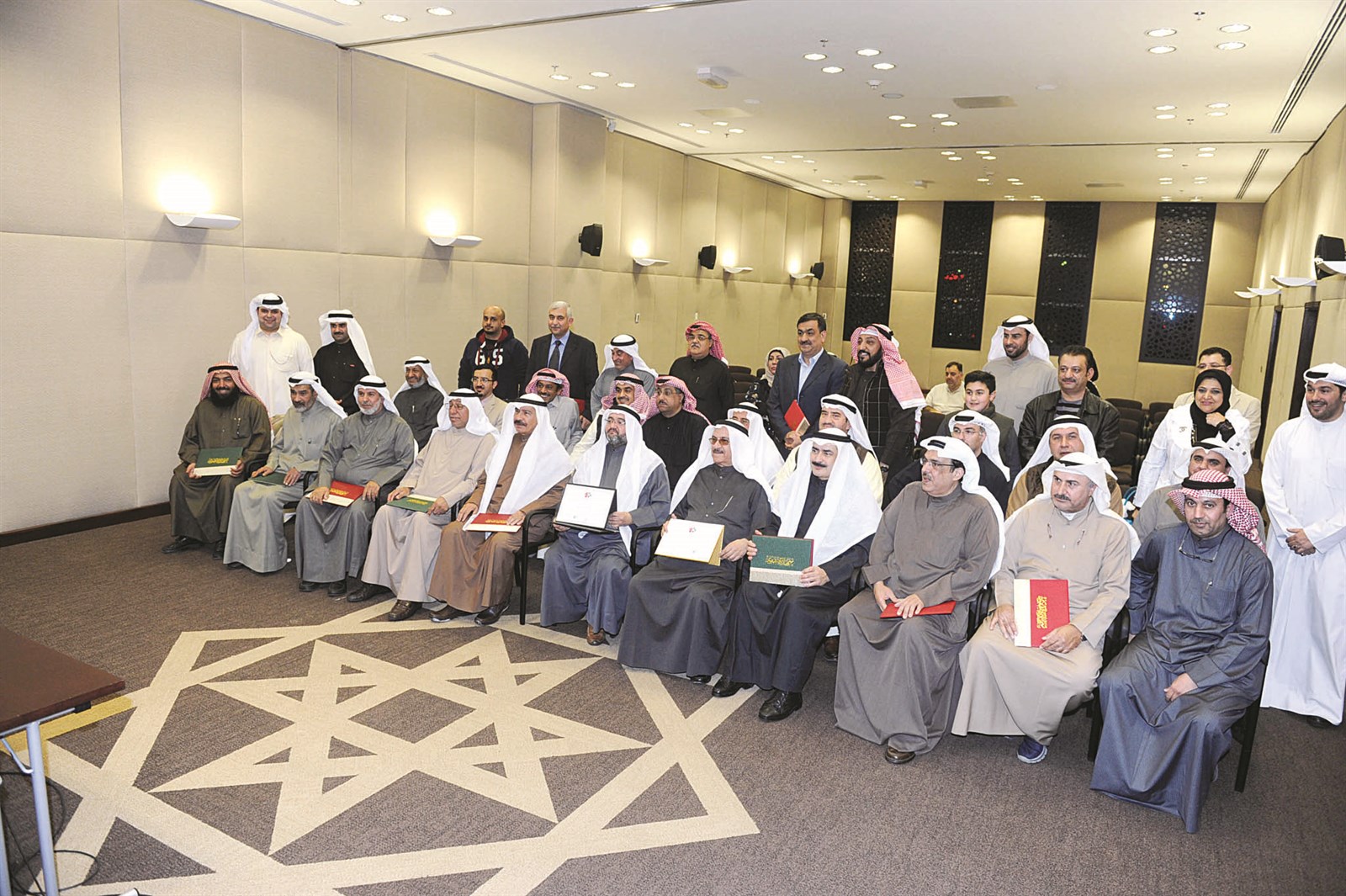 u062cu0627u0646u0628 u0645u0646 u0627u0644u0645u0643u0631u0645u064au0646 (u062au0635u0648u064au0631 u0632u0643u0631u064au0627 u0639u0637u064au0629)