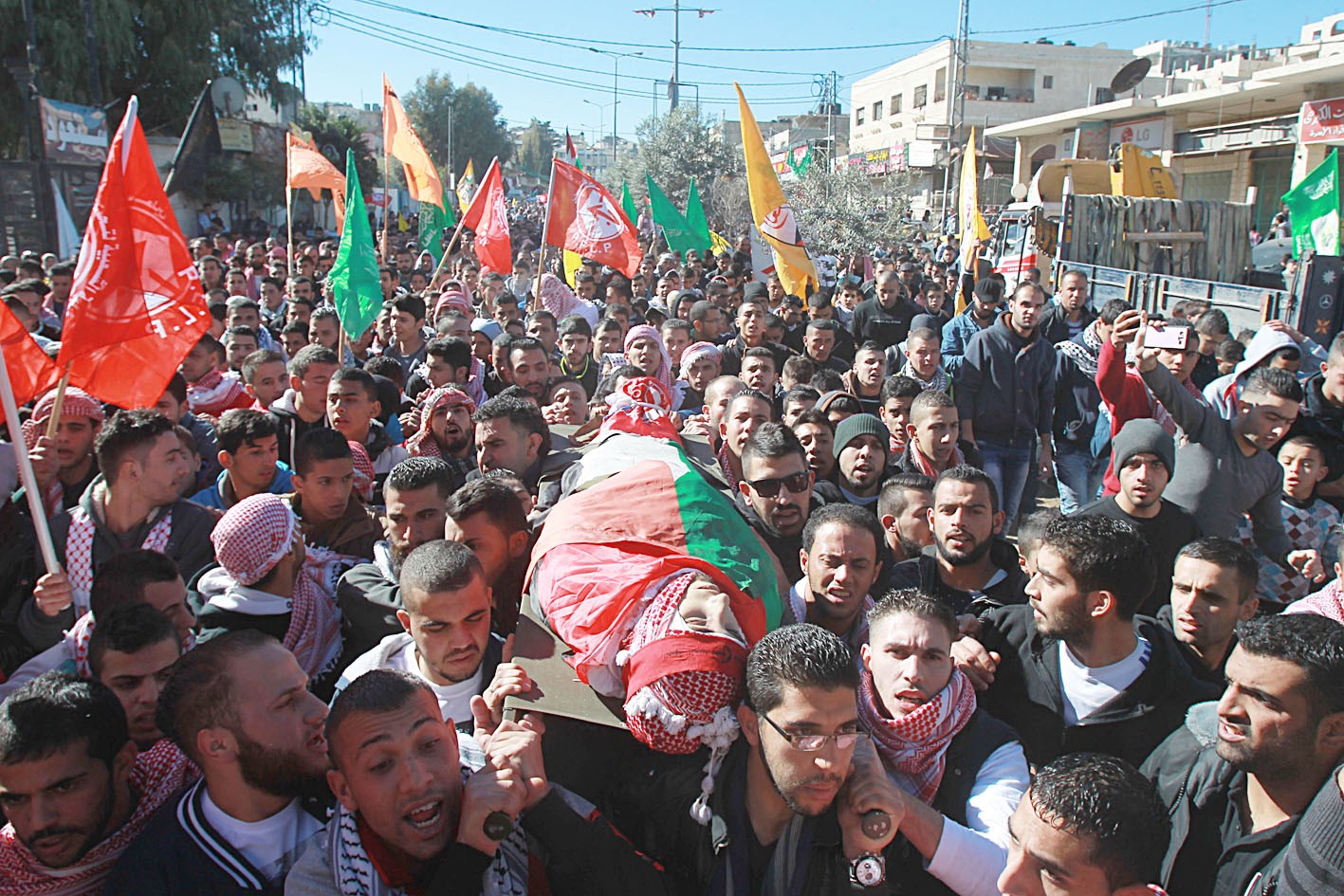 u0645u0634u064au0639u0648u0646 u064au062du0645u0644u0648u0646 u062cu062bu0645u0627u0646 u0645u0627u0644u0643 u0634u0627u0647u064au0646 u0627u0644u0630u064a u0642u062au0644 u0628u0631u0635u0627u0635 u062cu0646u0648u062f u0625u0633u0631u0627u0626u064au0644u064au064au0646 u0641u064a u0628u064au062a u0644u062du0645    ( u0627 u0641 u0628)