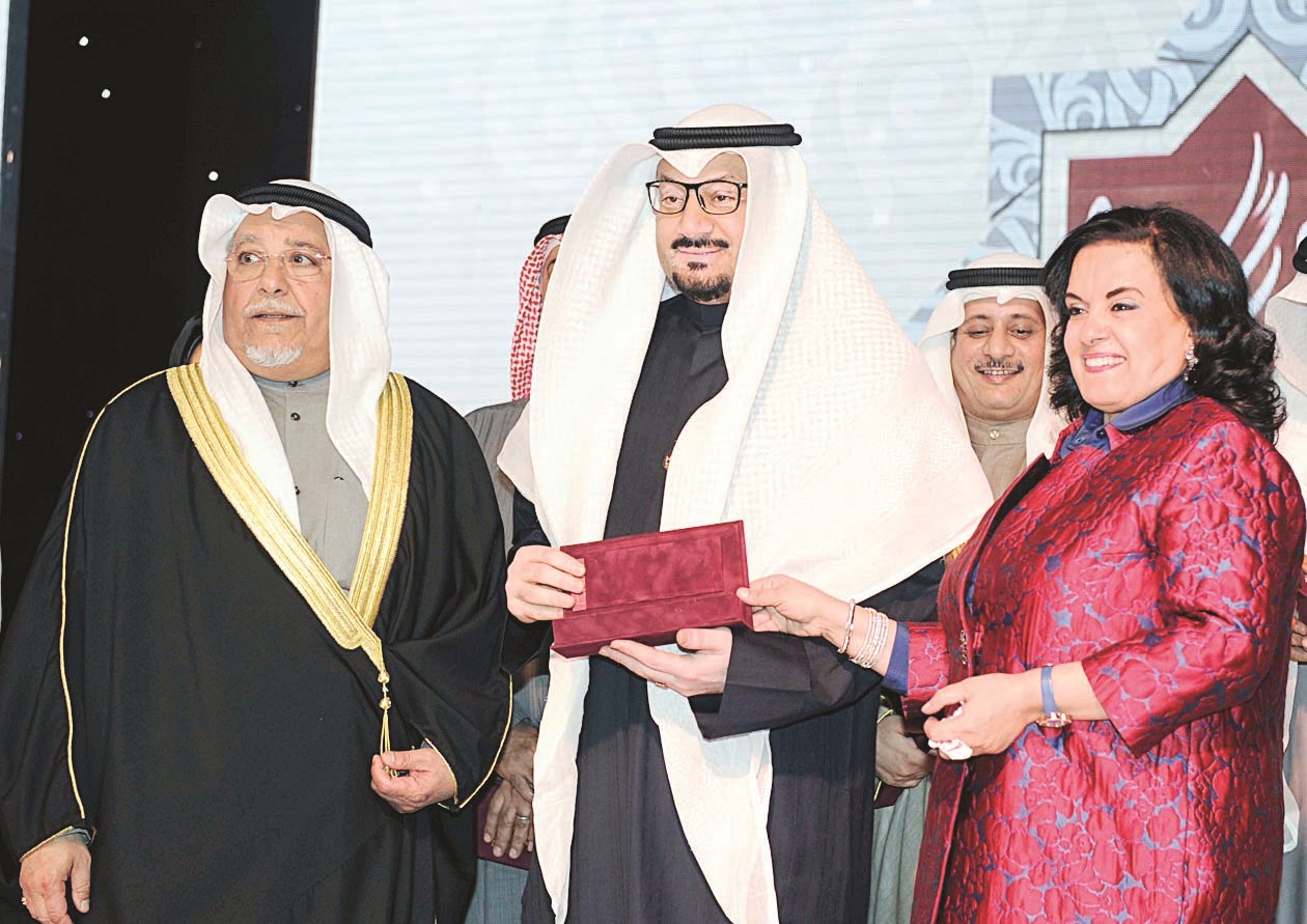 الزميل ناصر الفرحان يتسلم درع تكريم «الراي»