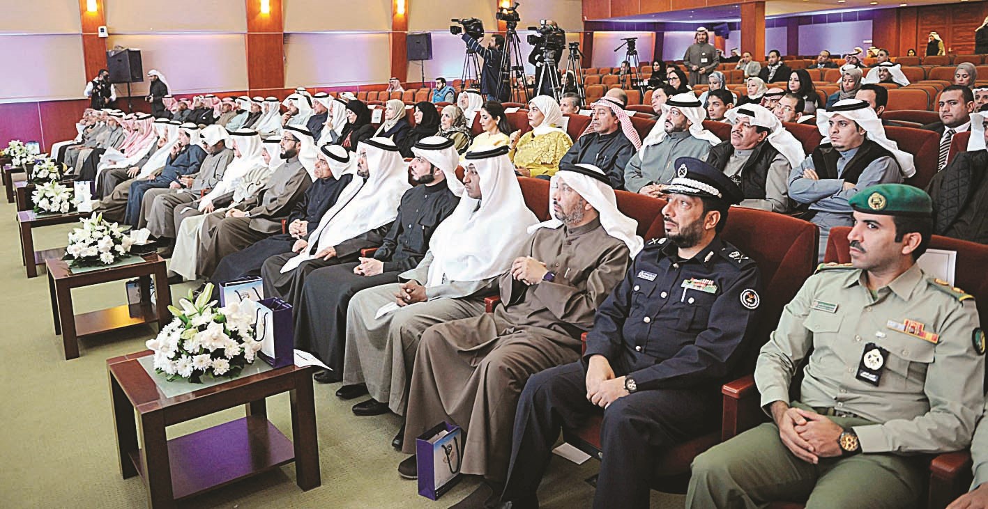 متابعة من الحضور لاحتفالية الهيئة