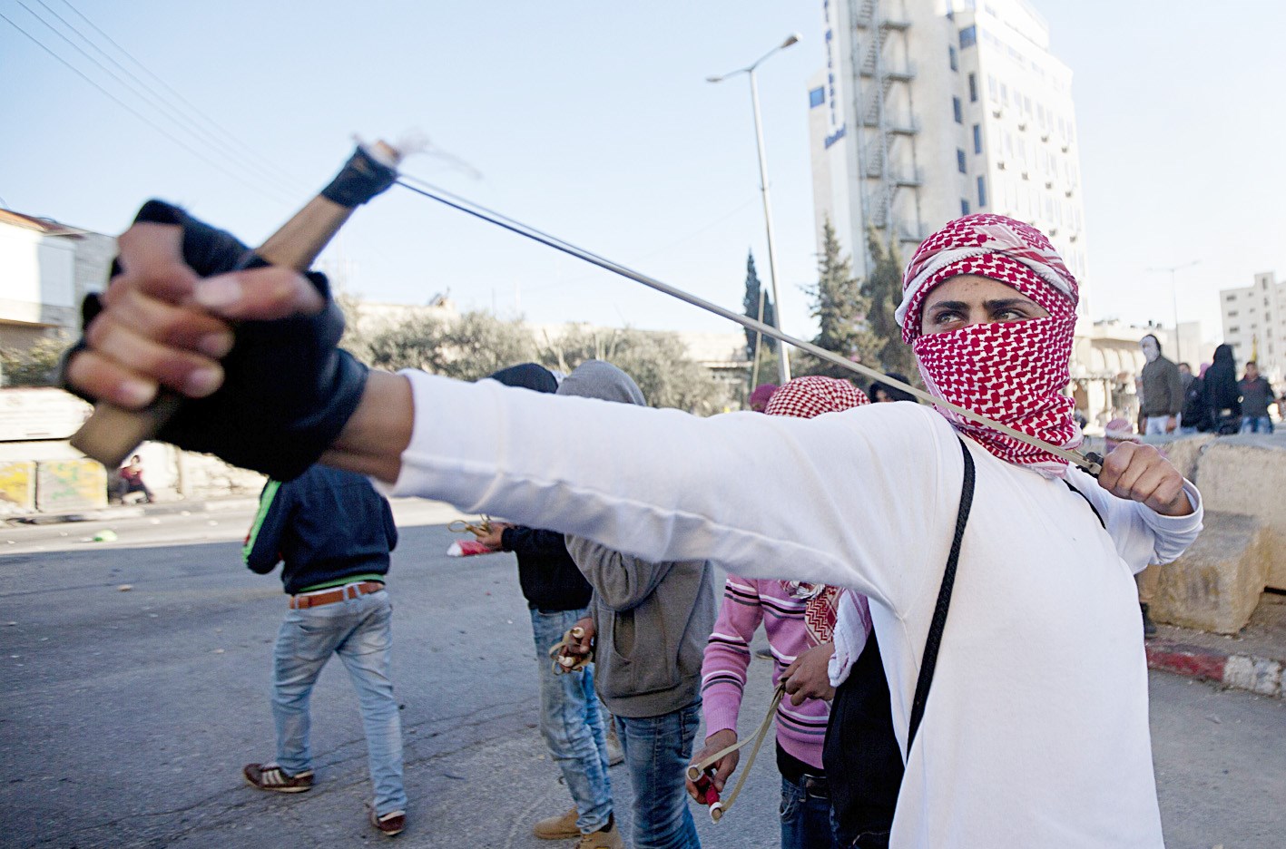 u0641u0644u0633u0637u064au0646u064a u064au0633u062au062eu062fu0645 u0627u0644u0645u0642u0644u0627u0639 u062eu0644u0627u0644 u0627u0634u062au0628u0627u0643u0627u062a u0645u0639 u062cu0646u0648u062f u0627u0633u0631u0627u0626u064au0644u064au064au0646 u0642u0631u0628 u0628u064au062a u0644u062du0645 ( u0627 u0628)