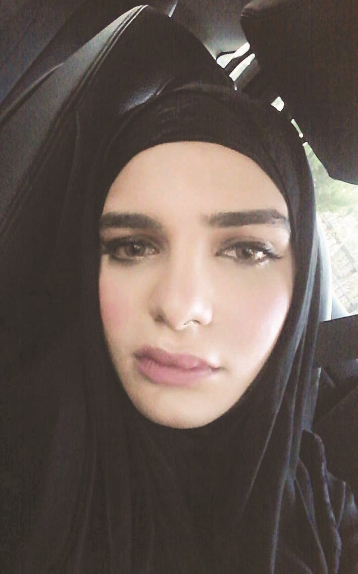 ... ومرتدياً ملابس نسائية