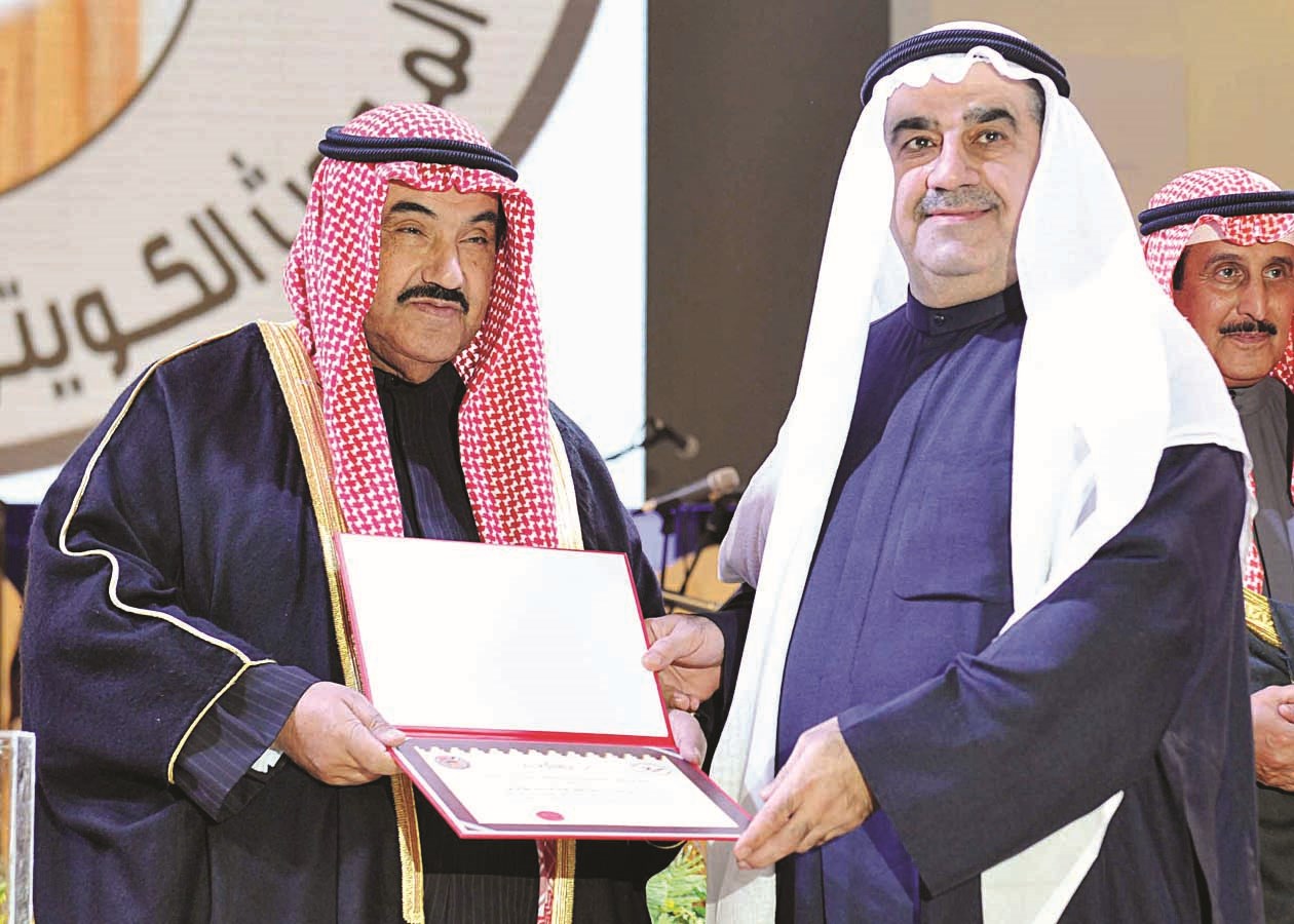 ناصر المحمد مكرماً أحمد بهبهاني