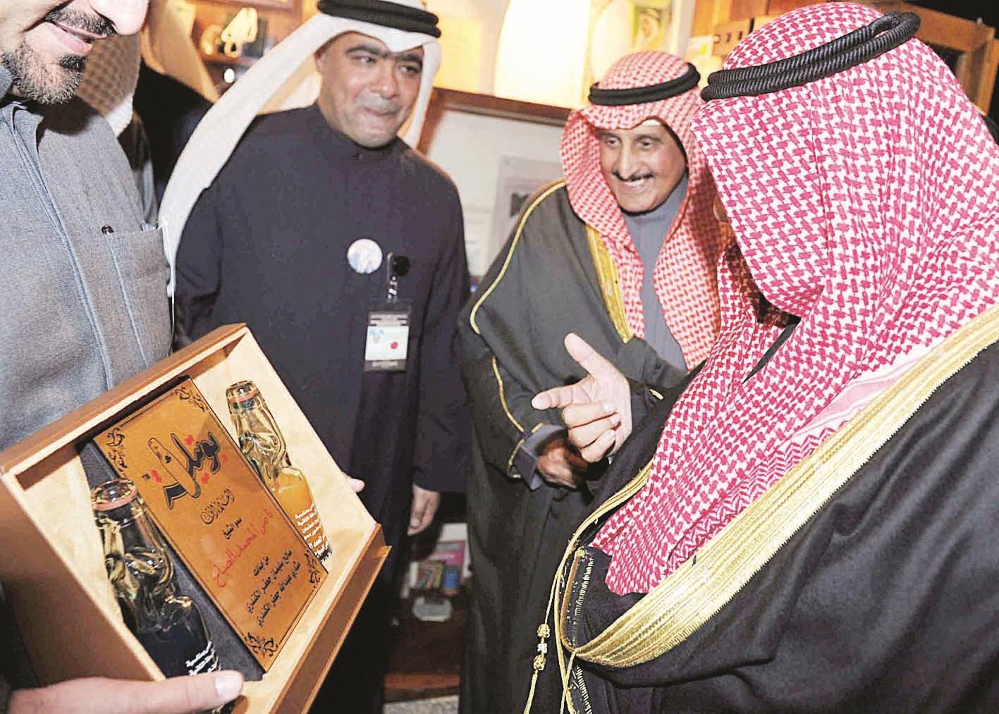 ناصر المحمد يتلقى هدية تذكارية