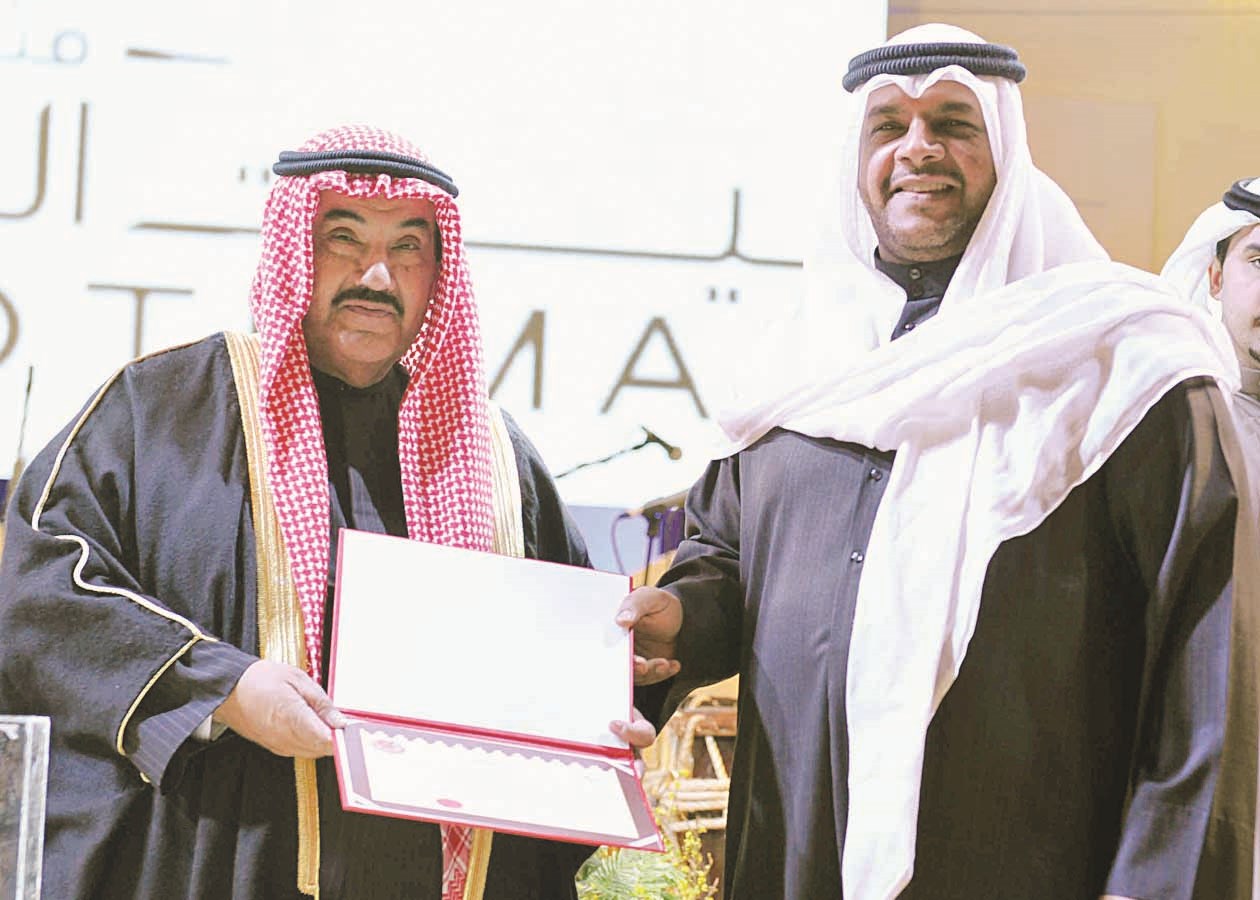 أحمد المنصور يتسلم شهادة التكريم