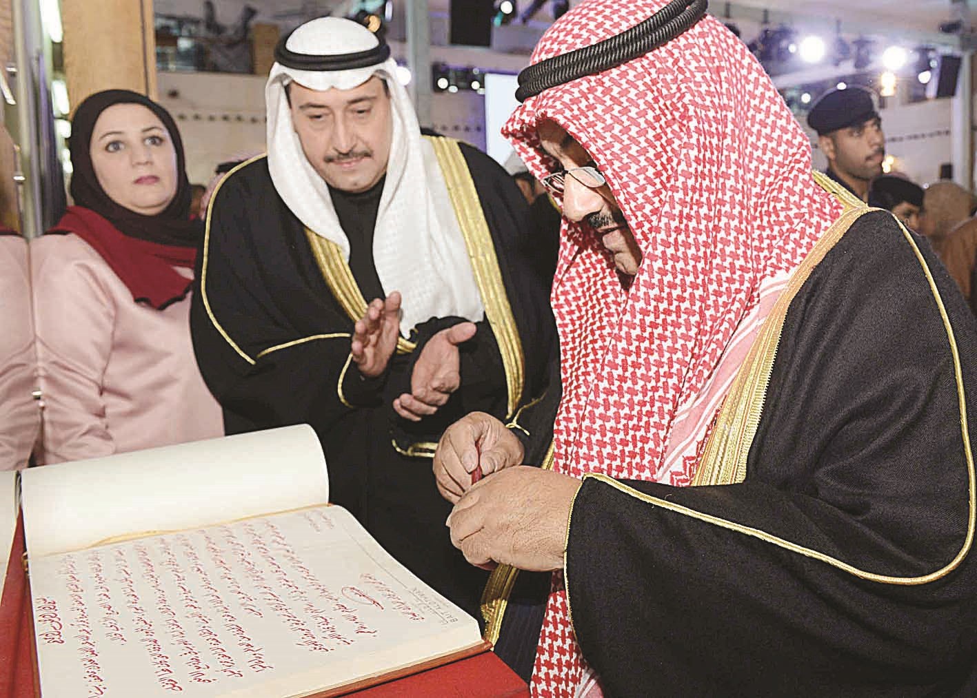 ناصر المحمد مدوناً كلمة في سجل المتحف