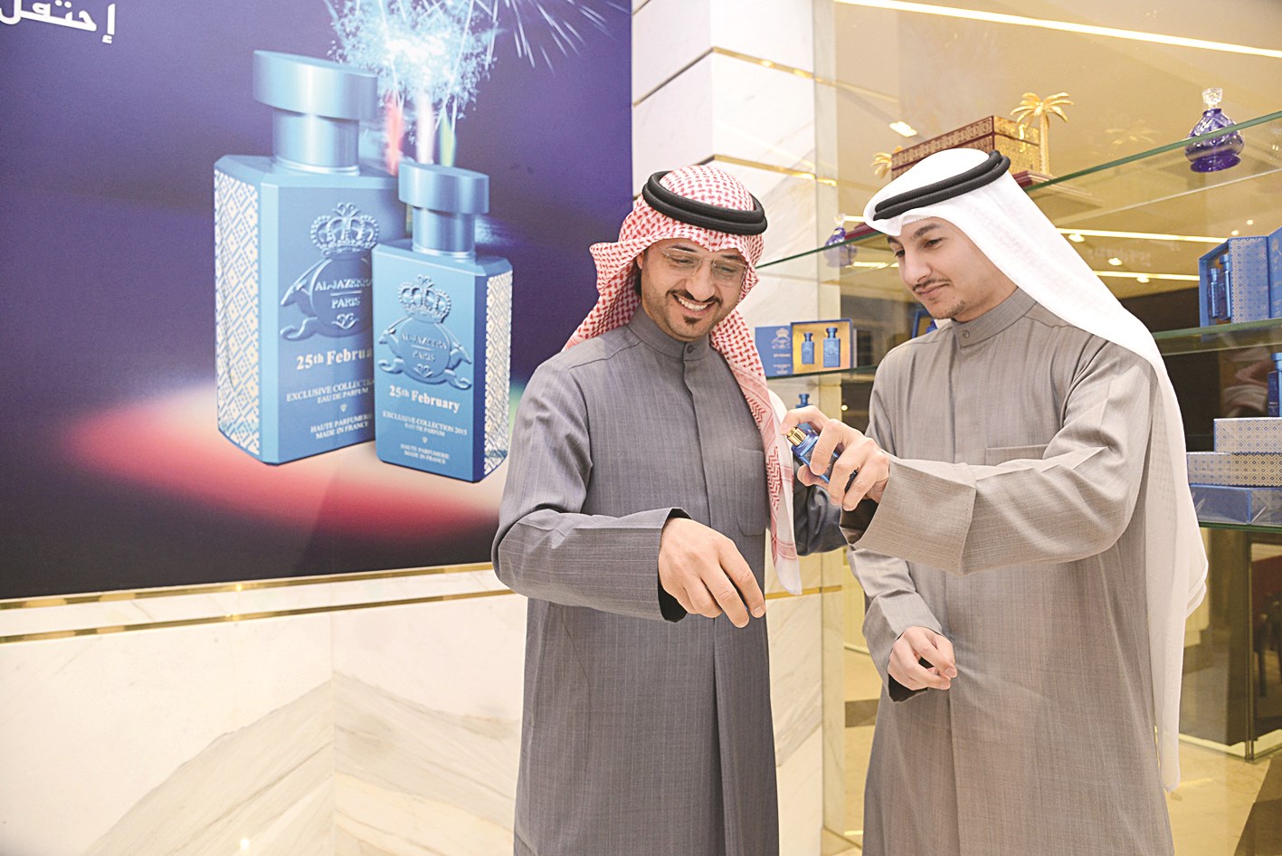 فيصل البصري وبركات الوقيان يتبادلان رذاذ عطر «25 فبراير»