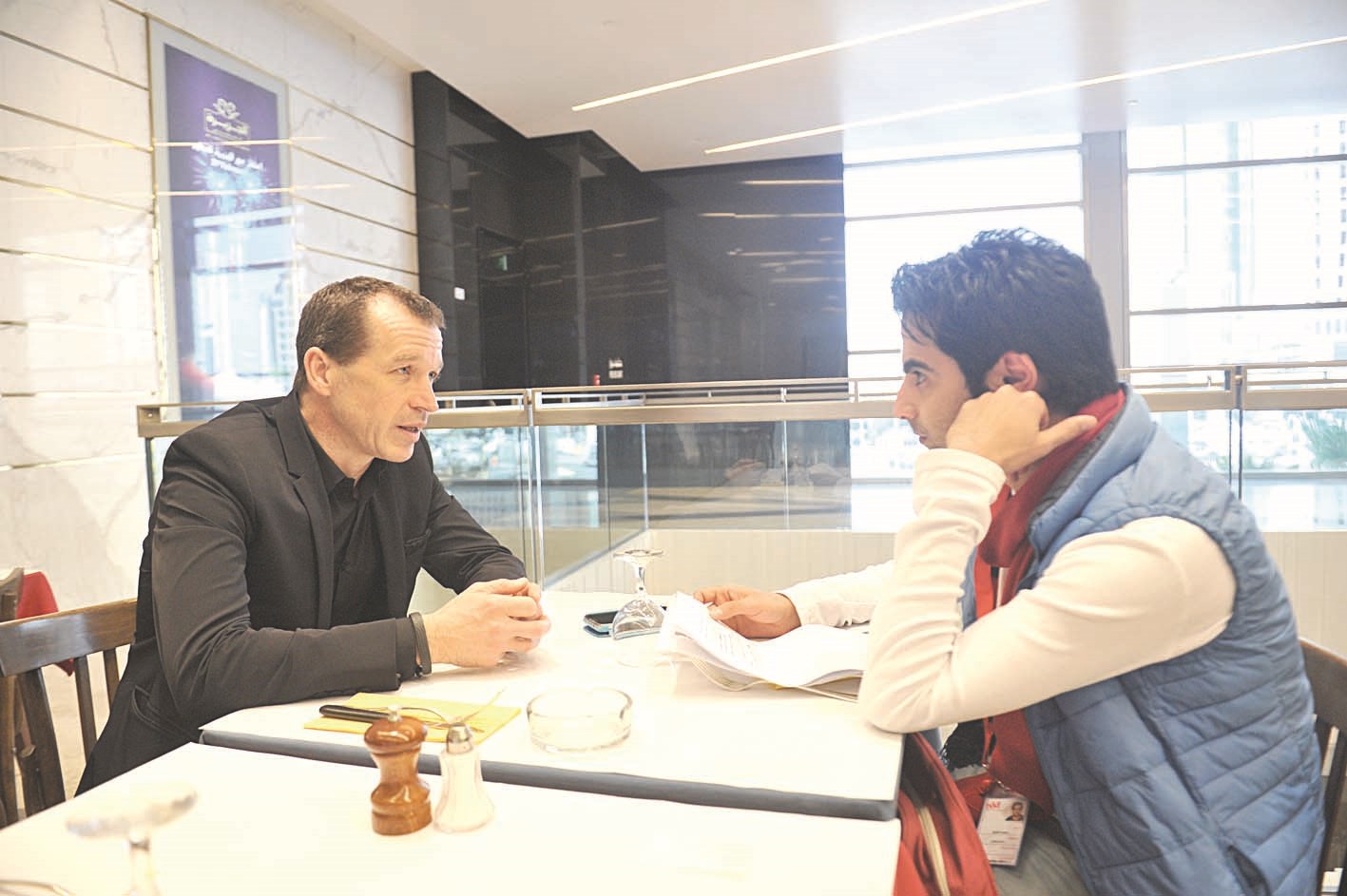 غيسلر متحدثاً إلى الزميل حمود العنزي     (تصوير جاسم بارون)