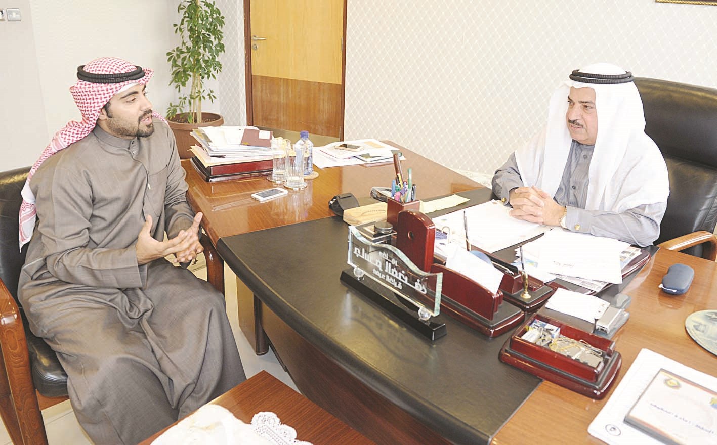 المضف متحدثاً للزميل محمد نزال