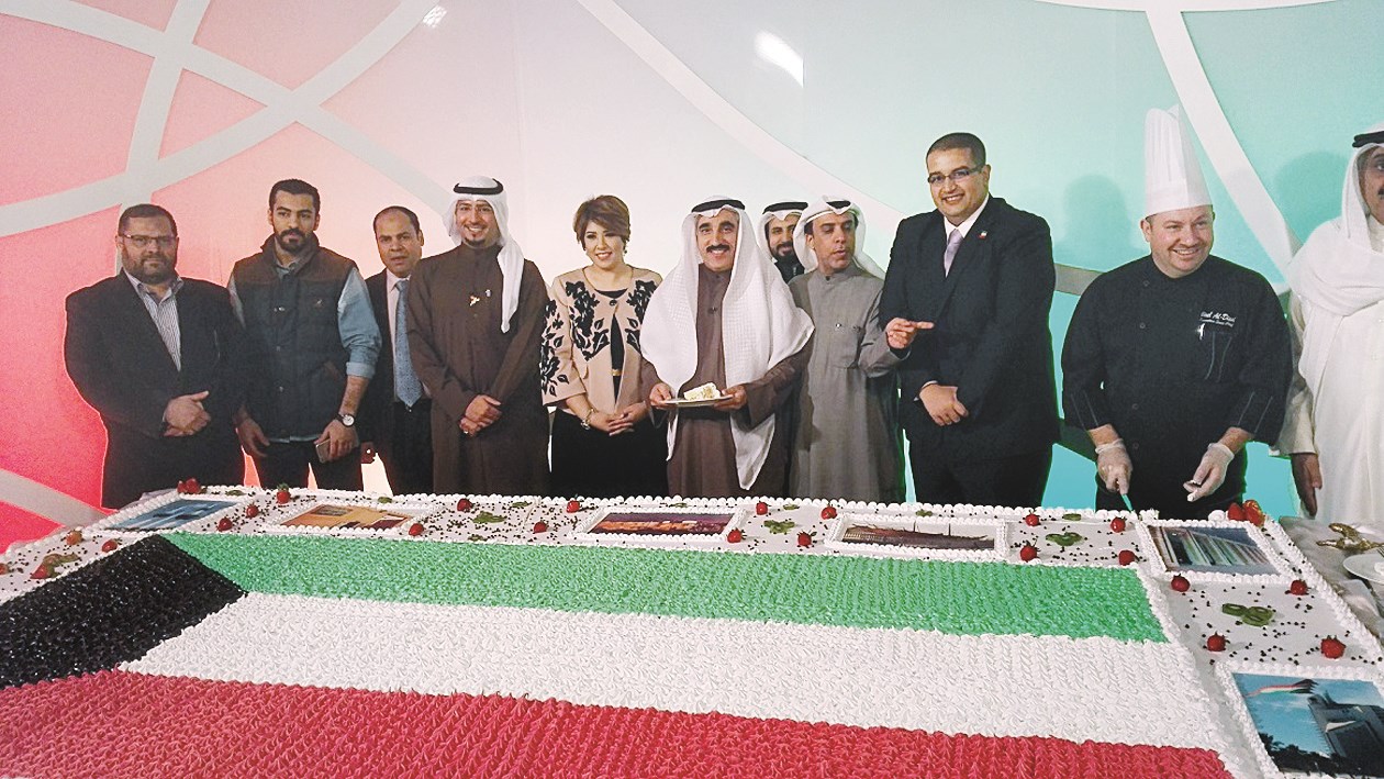 يوسف مصطفى والسيد العاصي وطه عباس يتوسطون قيادات وزارة الإعلام