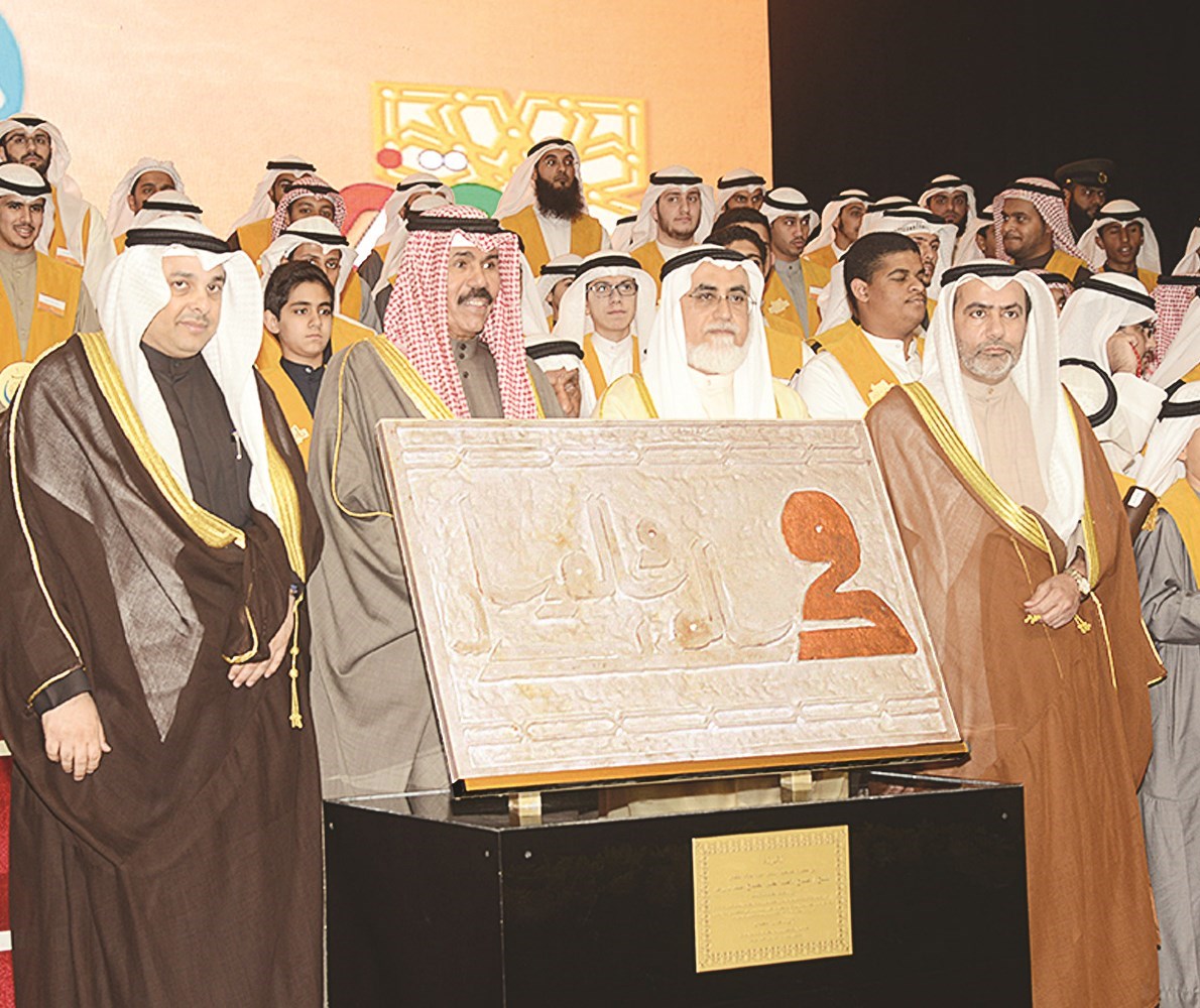 ولي العهد يتسلم هدية تذكارية إلى سمو الأمير