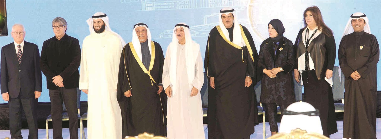 ... ويتوسطان المكرّمين