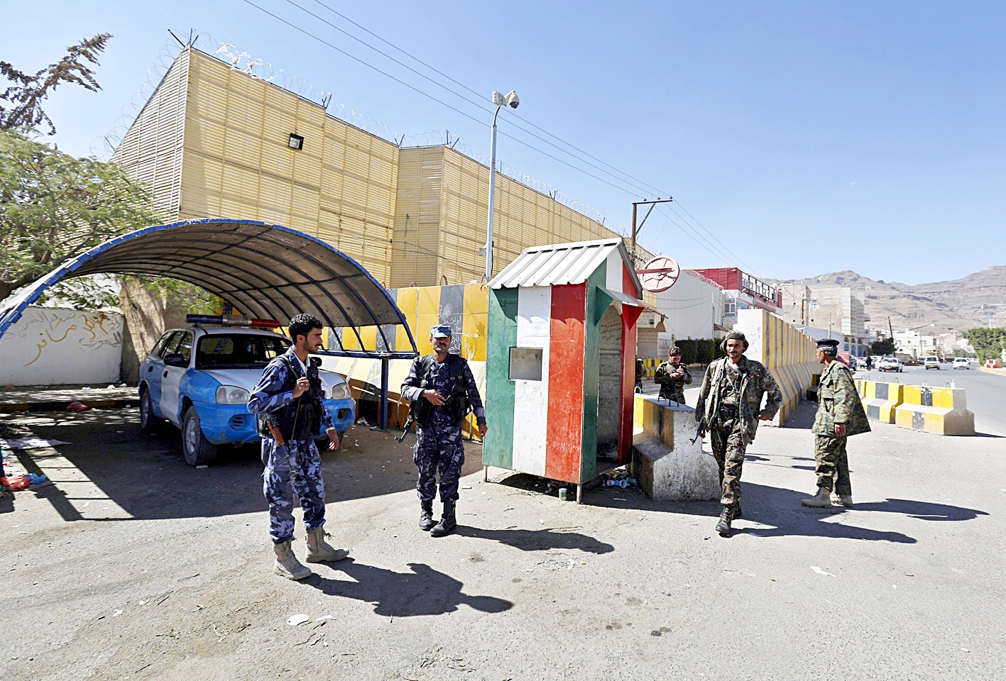 u062cu0646u0648u062f u064au0645u0646u064au0648u0646 u0623u0645u0627u0645 u0645u0628u0646u0649 u0627u0644u0633u0641u0627u0631u0629 u0627u0644u0625u064au0637u0627u0644u064au0629 u0641u064a u0635u0646u0639u0627u0621 u0623u0645u0633  (u062f u0628 u0627)