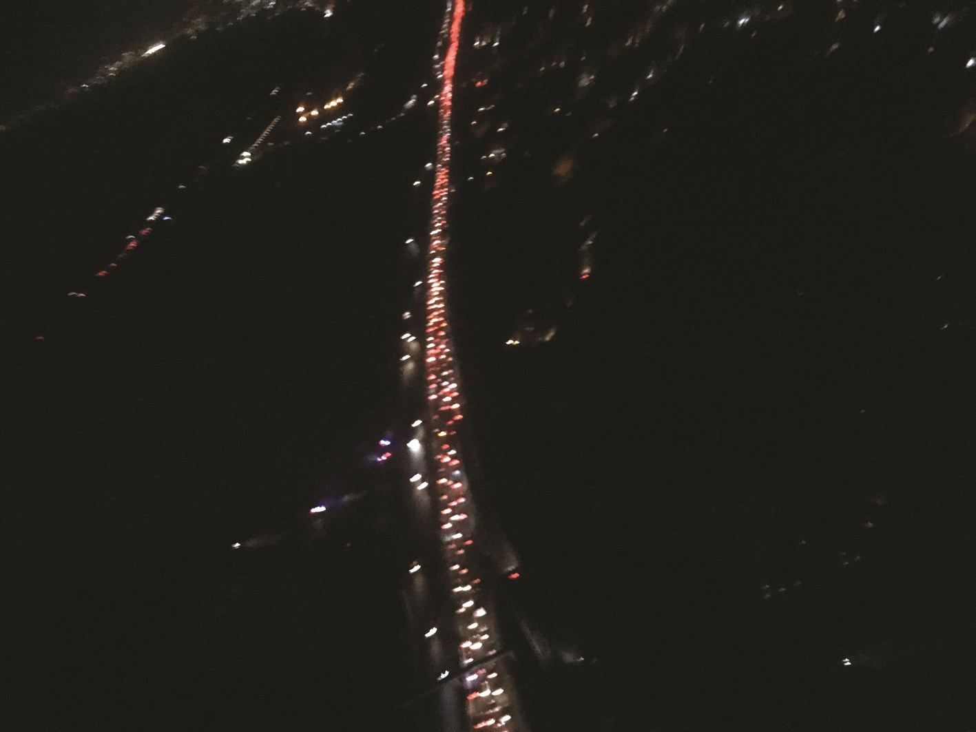 طابور من السيارات في الظلام