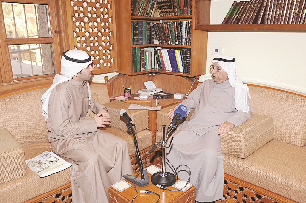 العم عبدالعزيز الشايع متحدثاً للزميل حمد السهيل