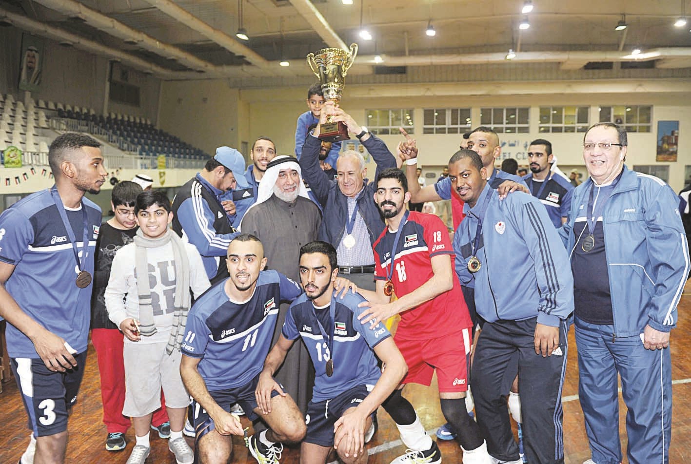 u0645u062fu0631u0628 u0641u0631u064au0642 u0627u0644u0634u0628u0627u0628 u064au062du0645u0644 u0627u0644u0643u0623u0633 u0648u0633u0637 u0644u0627u0639u0628u064au0647 (u062au0635u0648u064au0631 u0637u0627u0631u0642 u0639u0632 u0627u0644u062fu064au0646)