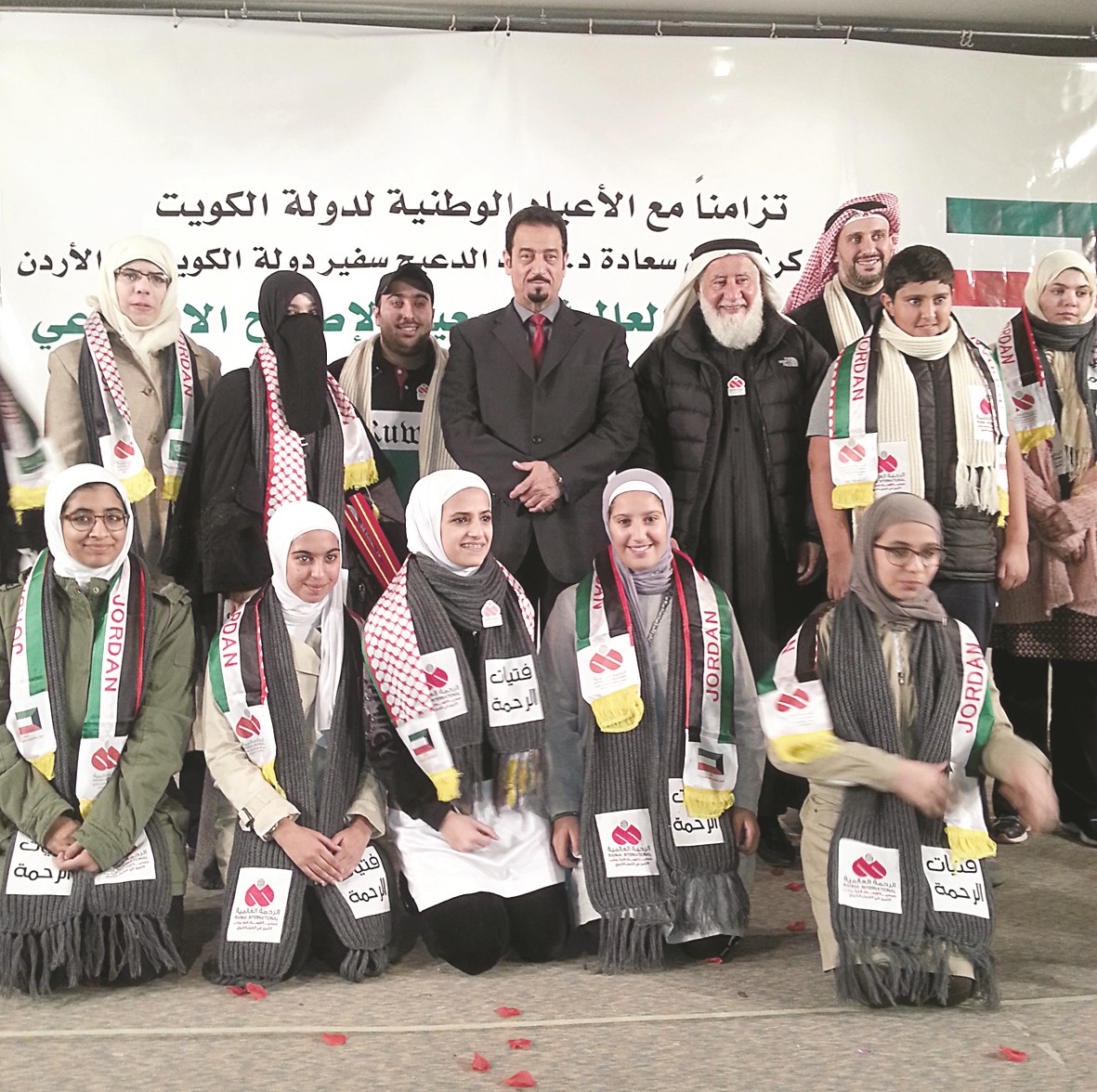 فريق «الرحمة» مع السفير الدعيج