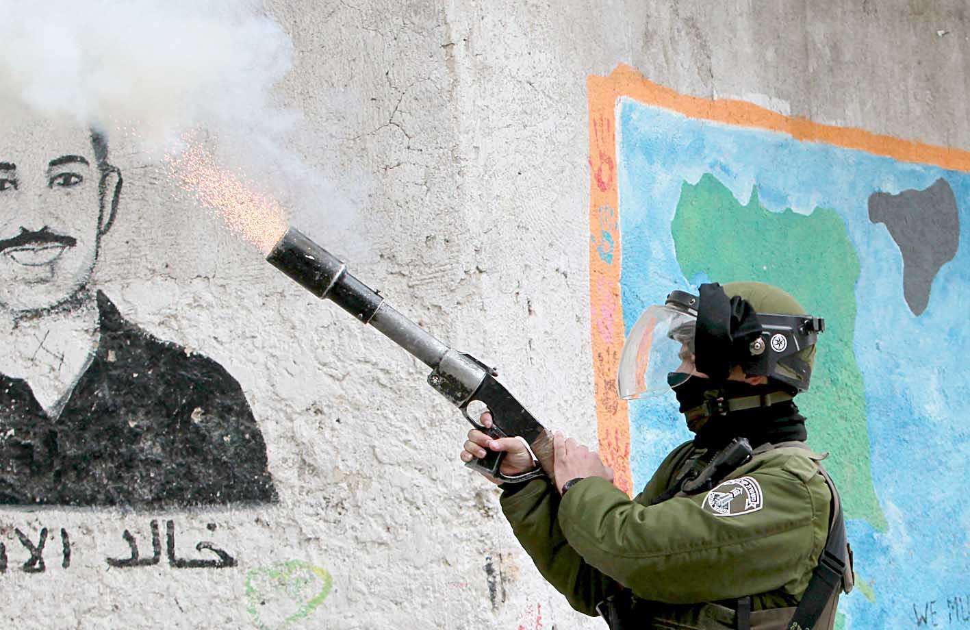 u062cu0646u062fu064a u0625u0633u0631u0627u0626u064au0644u064a u064au0637u0644u0642 u0642u0646u0628u0644u0629 u063au0627u0632 u0645u0633u064au0644 u0644u0644u062fu0645u0648u0639 u0641u064a u0627u062au062cu0627u0647 u0645u062au0638u0627u0647u0631u064au0646 u0641u0644u0633u0637u064au0646u064au064au0646 u0641u064a u0627u0644u0636u0641u0629 u0627u0644u063au0631u0628u064au0629 ( u0627 u0641 u0628)