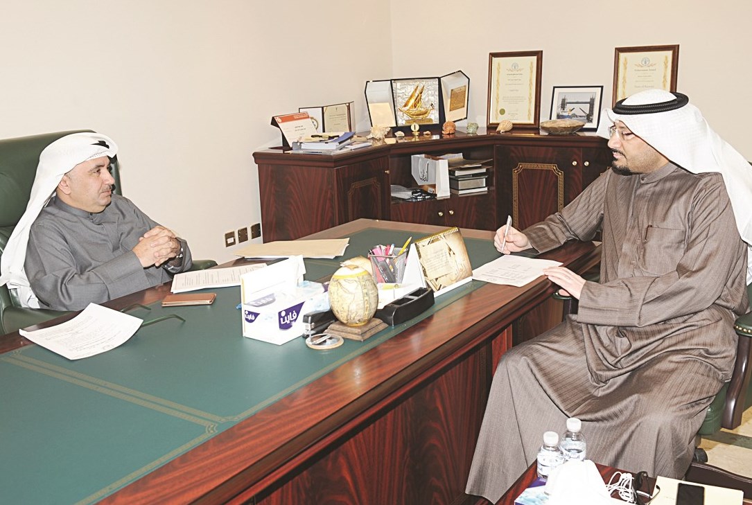 الحساوي متحدثاً إلى الزميل ناصر الفرحان (تصوير جلال معوض)