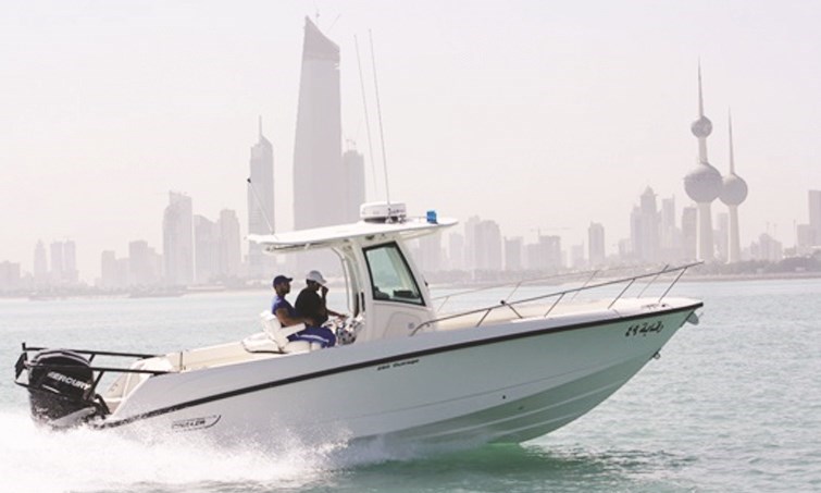 قارب رقابة في جولة متابعة