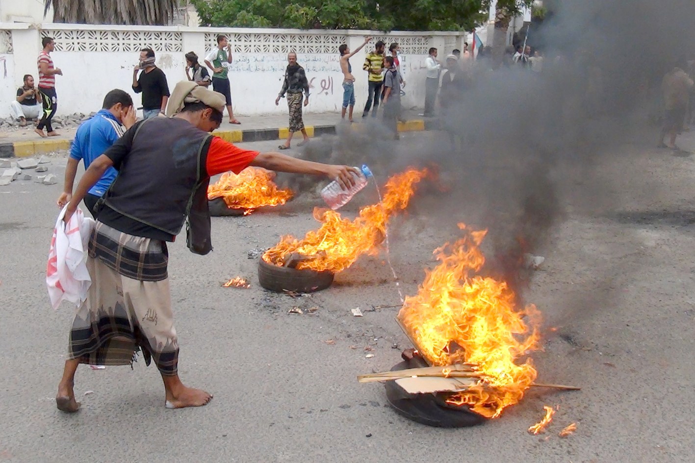 u064au0645u0646u064au0648u0646 u0645u0624u064au062fu0648u0646 u0644u0627u0646u0641u0635u0627u0644 u0627u0644u062cu0646u0648u0628 u064au0634u0639u0644u0648u0646 u0625u0637u0627u0631u0627u062a u062eu0644u0627u0644 u062au0638u0627u0647u0631u0629 u0641u064a u0639u062fu0646 u0623u0645u0633 ( u0627 u0641 u0628)