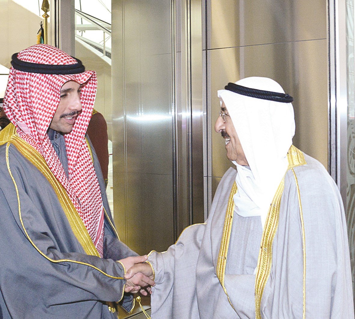 سموه مصافحاً الغانم لدى عودته