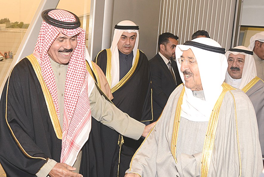 سموه لدى عودته وفي استقباله ولي العهد