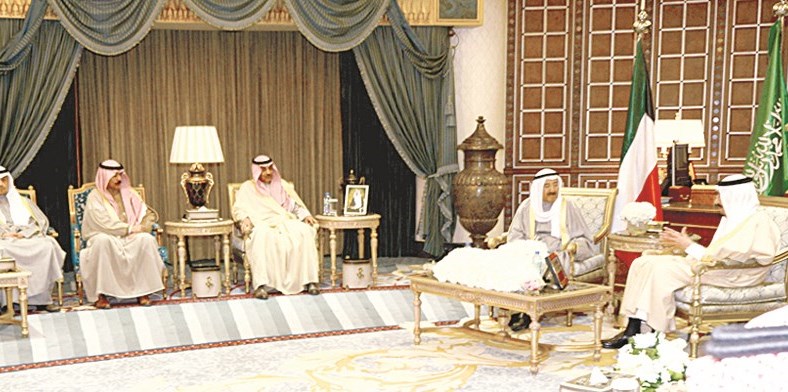 الأمير وخادم الحرمين خلال اللقاء