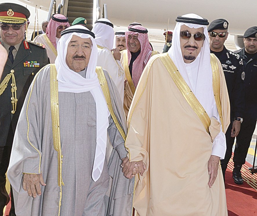 سمو الأمير أثناء وصوله وفي استقباله خادم الحرمين الشريفين