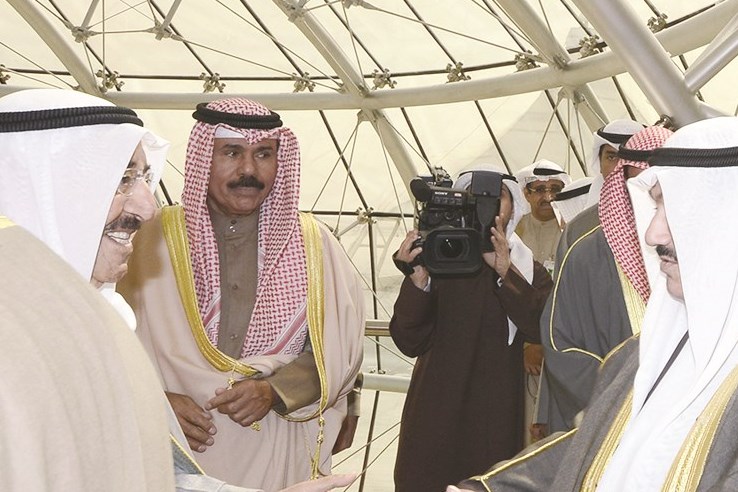 سموه مصافحاً ناصر المحمد