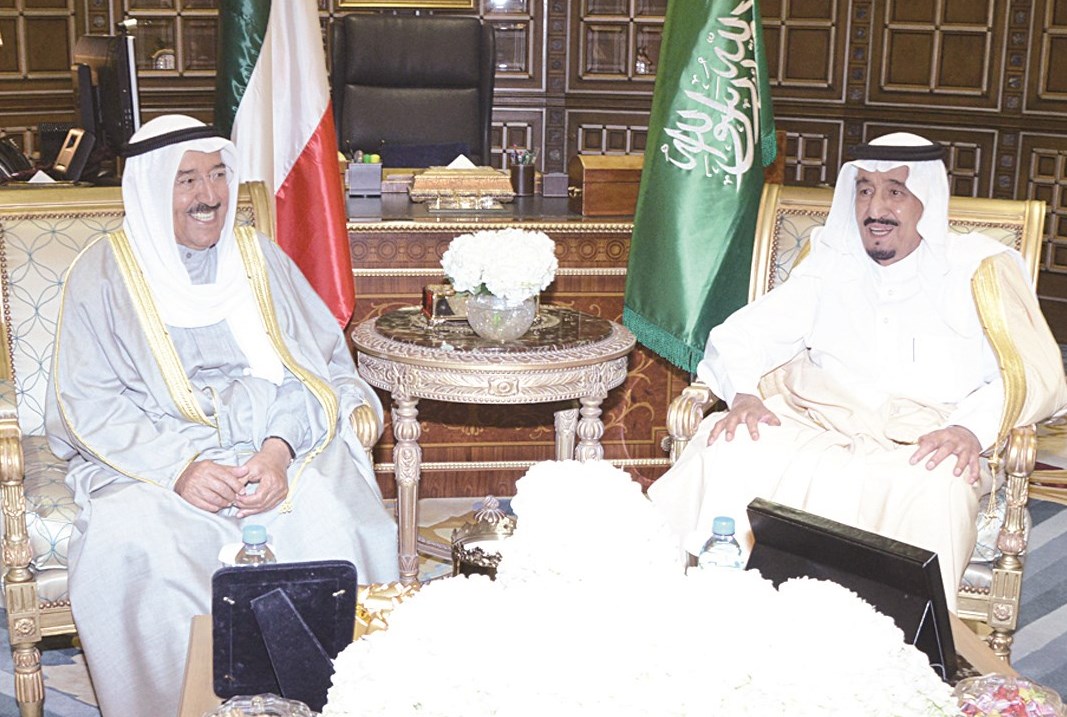 سمو الأمير خلال لقائه بخادم الحرمين الشريفين