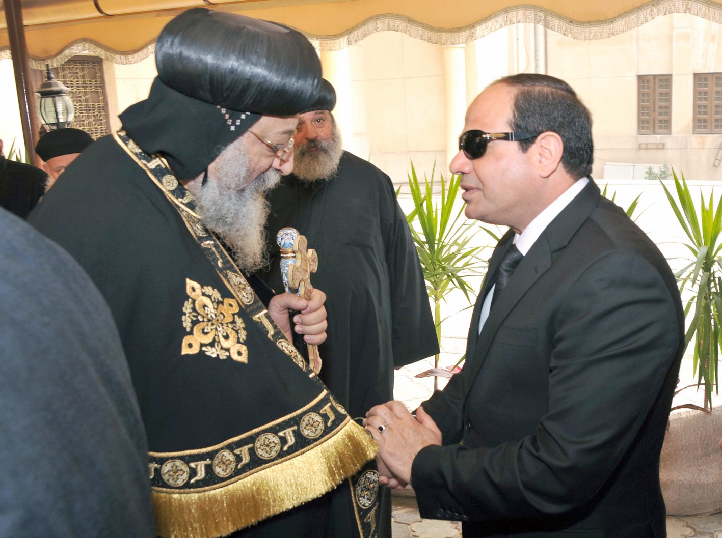 السيسي مقدّماً التعازي للبابا تواضروس في الكاتدرائية المرقسية في العباسية أمس (ا ف ب)