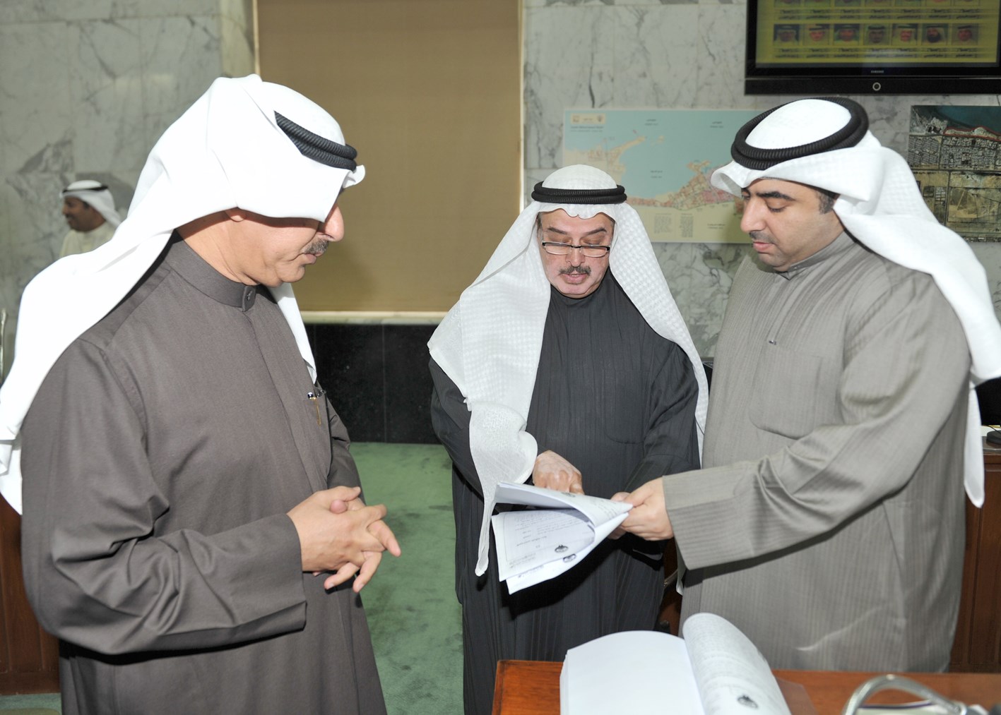 الصبيح في حديث جانبي مع الصقعبي والعتيبي