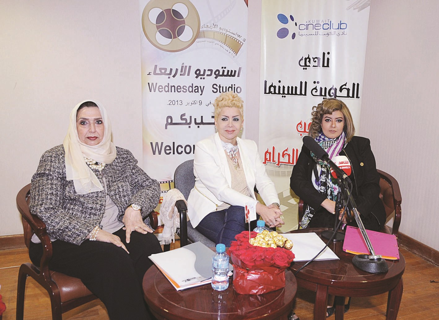 عالية شعيب تتوسط الشاعرتين سارة بهزاد ومريم الشهاب