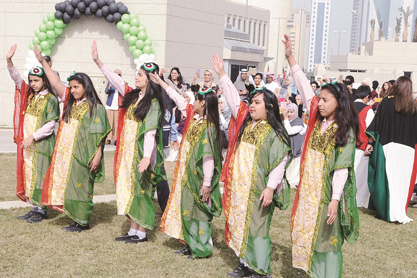 فتيات تؤدين فقرة فنية