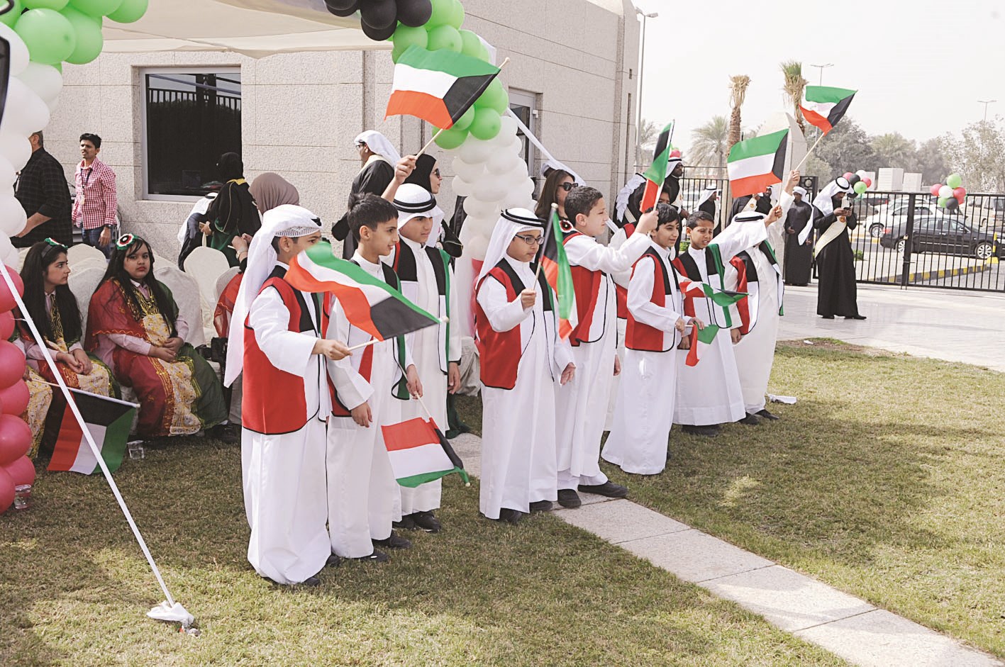 فتيان وفقرة فنون شعبية