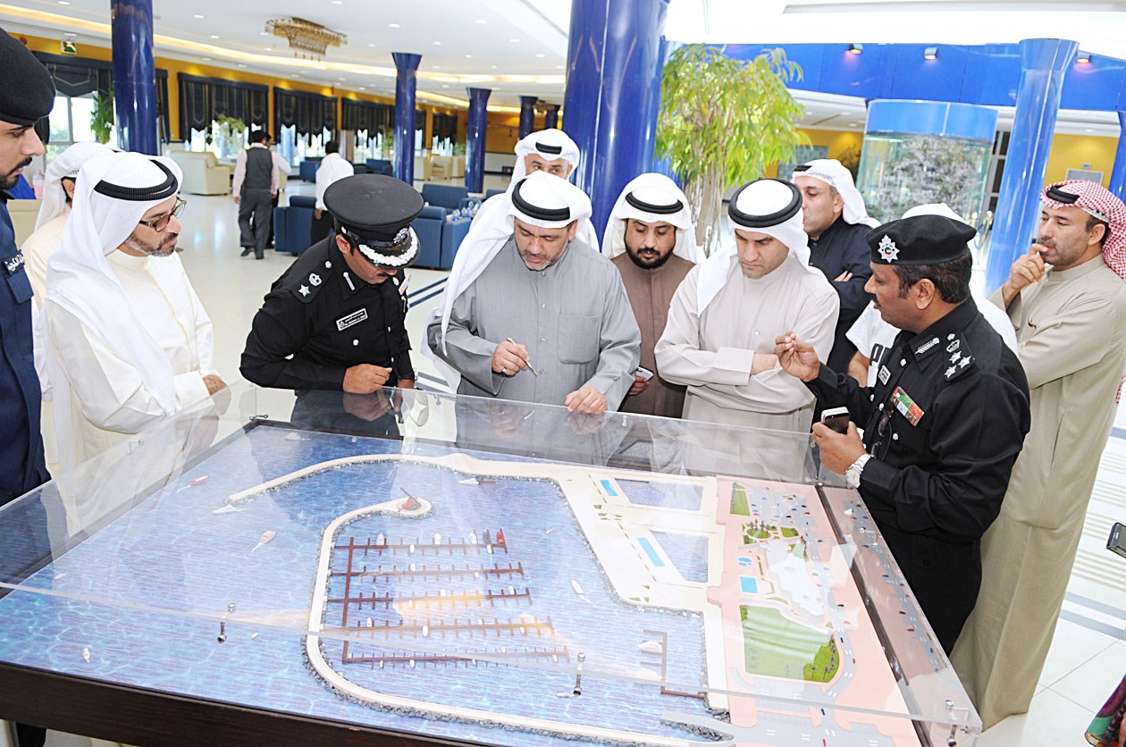 ... ويطلعون على مخطط ومجسم للمشروع